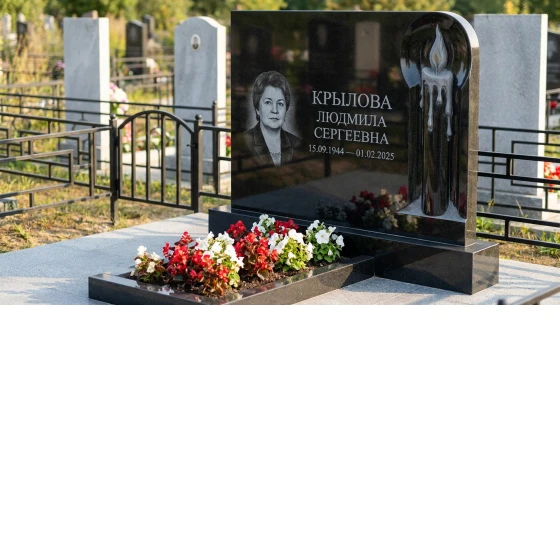 Памятник с пламенем свечи из габбро-диабаза с портретом