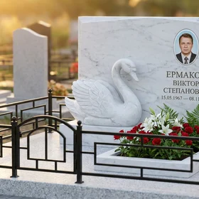памятник с лебедем из белого мрамора вертикальная стела