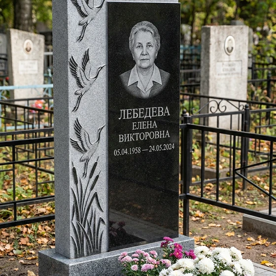 памятник с клином журавлей из серого мансуровского гранита с портретом