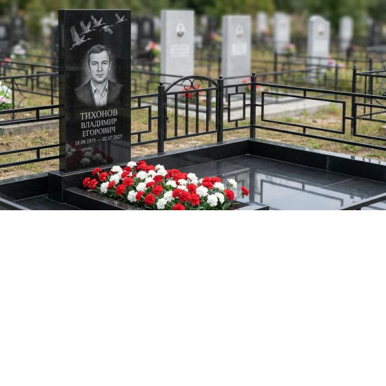 памятник с журавлями из черного габбро-диабаза с портретом