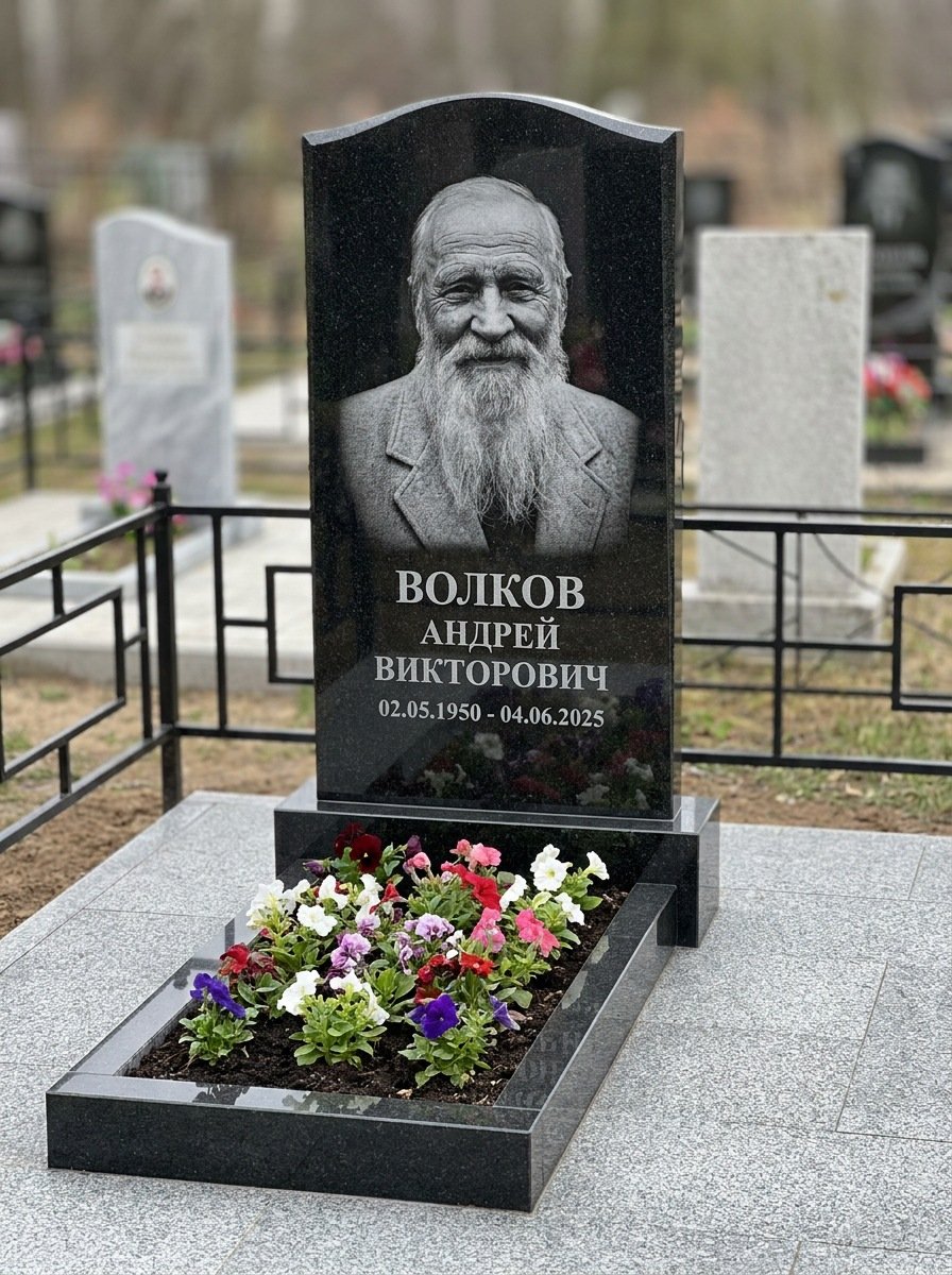 Портрет на памятнике в Саратове — Старый снимок восстановили, портрет по грудь — гравировка
